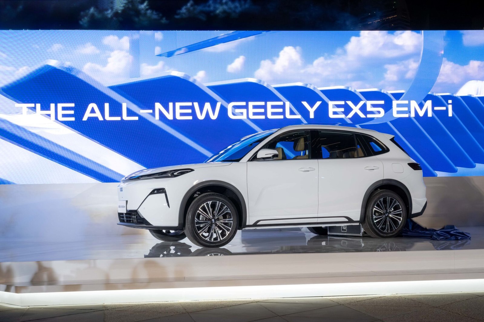 Geely EX5 EM-i Drives UAE’s New Energy Era! - ICONIC Episode