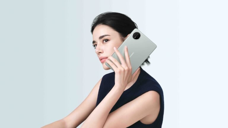 Person using the HUAWEI MatePad Mini with PaperMatte display in Dubai.