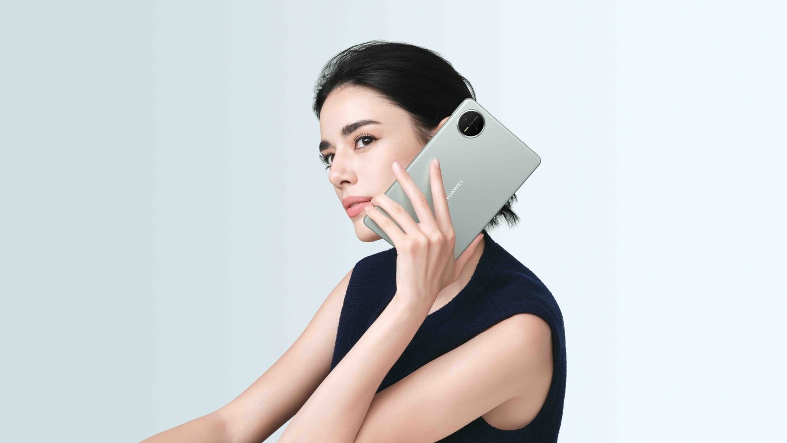 Person using the HUAWEI MatePad Mini with PaperMatte display in Dubai.